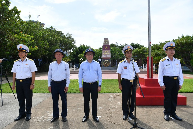 Hoành tráng và xúc động lễ chào cờ và duyệt đội ngũ trên đảo Trường Sa ảnh 22