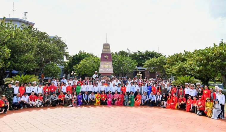 Hoành tráng và xúc động lễ chào cờ và duyệt đội ngũ trên đảo Trường Sa ảnh 24