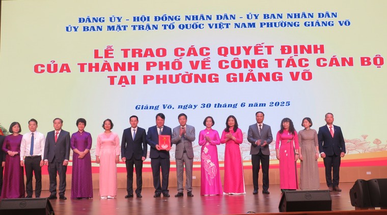 Hà Nội: Trao quyết định công tác cán bộ phường Ba Đình, Ngọc Hà, Giảng Võ ảnh 8