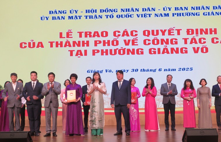 Hà Nội: Trao quyết định công tác cán bộ phường Ba Đình, Ngọc Hà, Giảng Võ ảnh 6