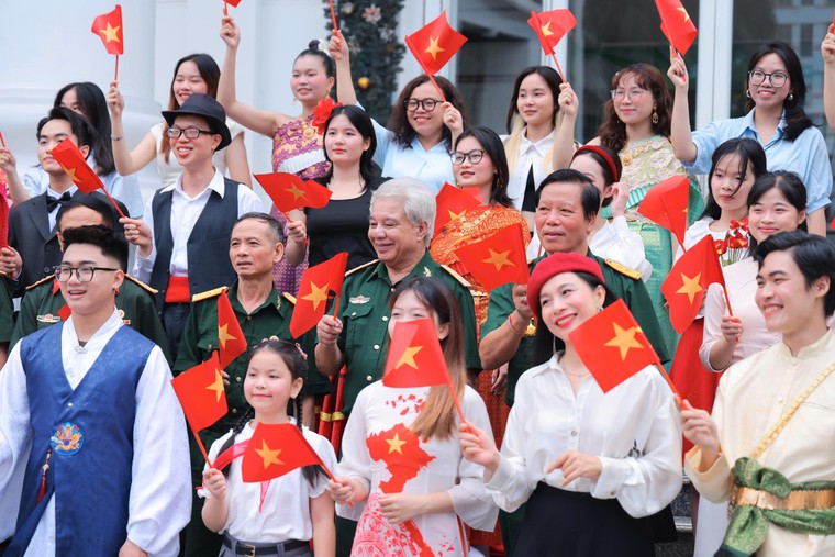 Cùng nhau “Viết tiếp câu chuyện hòa bình” bằng 13 ngôn ngữ ảnh 1