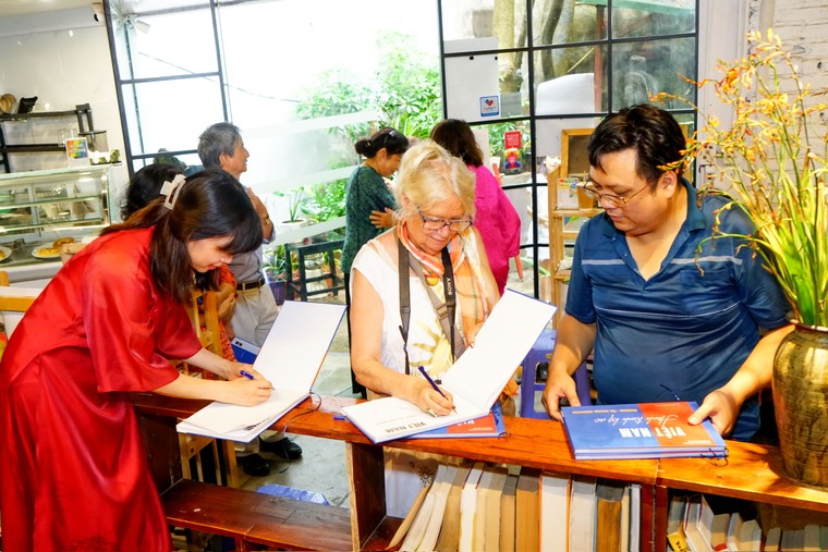 Ra mắt sách "Việt Nam - Hành trình ký ức": Giao lưu văn hóa Việt-Pháp ảnh 4