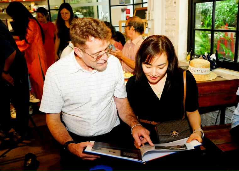 Ra mắt sách "Việt Nam - Hành trình ký ức": Giao lưu văn hóa Việt-Pháp ảnh 6