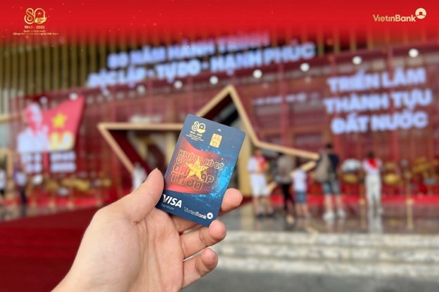 Nhận quà khi check-in gian hàng VietinBank tại Triển lãm thành tựu đất nước ảnh 5