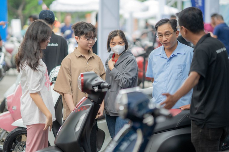 Phụ huynh tiết lộ lý do chọn VinFast Evo Lite Neo: Chạy đường xấu vẫn thấy êm, không ngán đường ngập nước ảnh 1