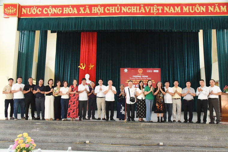 Hơn 300 suất quà Trung thu ý nghĩa đến tay học sinh nghèo vượt khó ảnh 5