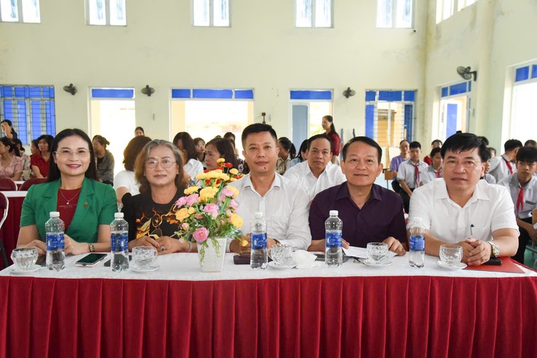 Hơn 300 suất quà Trung thu ý nghĩa đến tay học sinh nghèo vượt khó ảnh 1