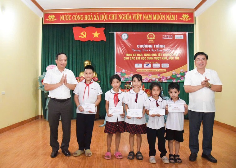 Hơn 300 suất quà Trung thu ý nghĩa đến tay học sinh nghèo vượt khó ảnh 10