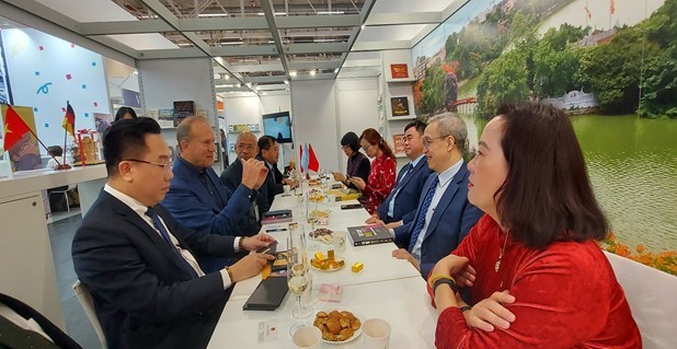 Không gian sách và văn hóa Hà Nội tại Hội sách quốc tế Frankfurt năm 2025 ảnh 1