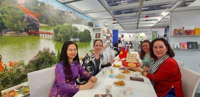 Không gian sách và văn hóa Hà Nội tại Hội sách quốc tế Frankfurt năm 2025 ảnh 5