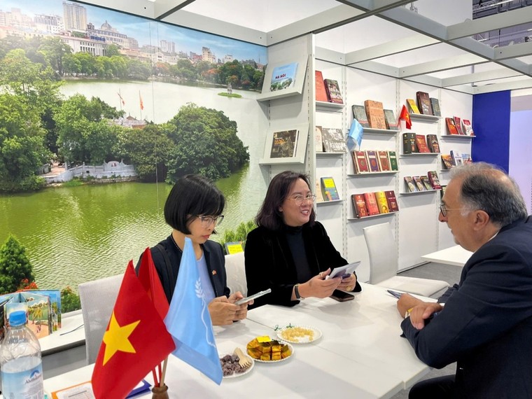 Không gian sách và văn hóa Hà Nội tại Hội sách quốc tế Frankfurt năm 2025 ảnh 6