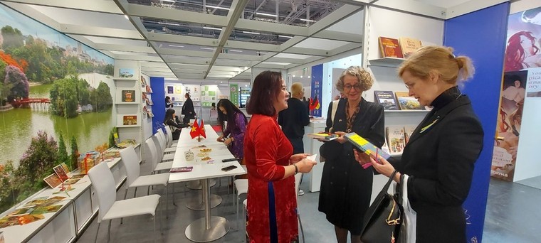 Không gian sách và văn hóa Hà Nội tại Hội sách quốc tế Frankfurt năm 2025 ảnh 7