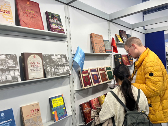 Không gian sách và văn hóa Hà Nội tại Hội sách quốc tế Frankfurt năm 2025 ảnh 8
