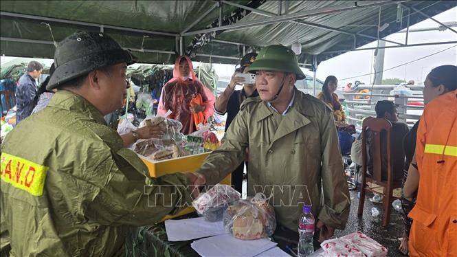 Chính quyền địa phương cùng các lực lượng căng mình sơ tán dân và cứu nạn ảnh 4