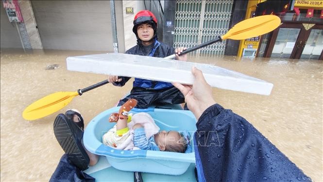 Chính quyền địa phương cùng các lực lượng căng mình sơ tán dân và cứu nạn ảnh 6