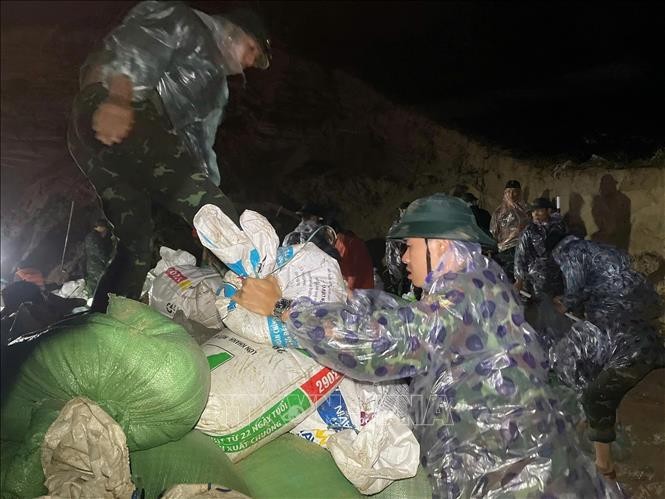 Chính quyền địa phương cùng các lực lượng căng mình sơ tán dân và cứu nạn ảnh 7