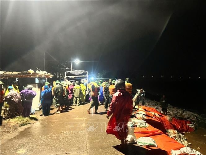 Chính quyền địa phương cùng các lực lượng căng mình sơ tán dân và cứu nạn ảnh 8