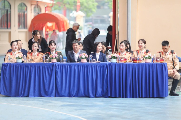 Nữ chiến sĩ CSGT Thủ đô truyền cảm hứng về an toàn giao thông cho học sinh Nguyễn Siêu ảnh 2