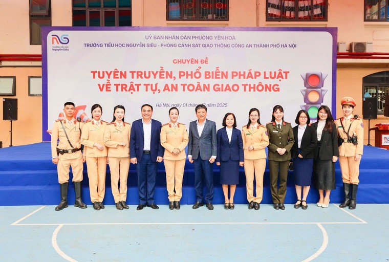 Nữ chiến sĩ CSGT Thủ đô truyền cảm hứng về an toàn giao thông cho học sinh Nguyễn Siêu ảnh 10