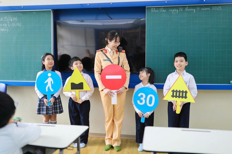 Nữ chiến sĩ CSGT Thủ đô truyền cảm hứng về an toàn giao thông cho học sinh Nguyễn Siêu ảnh 4