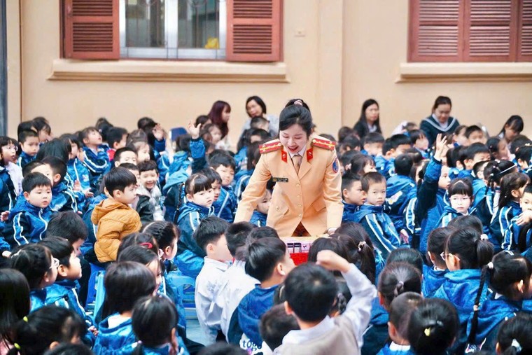Nữ chiến sĩ CSGT Thủ đô truyền cảm hứng về an toàn giao thông cho học sinh Nguyễn Siêu ảnh 6