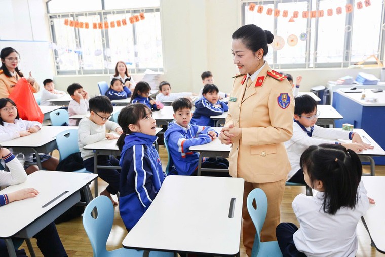 Nữ chiến sĩ CSGT Thủ đô truyền cảm hứng về an toàn giao thông cho học sinh Nguyễn Siêu ảnh 5