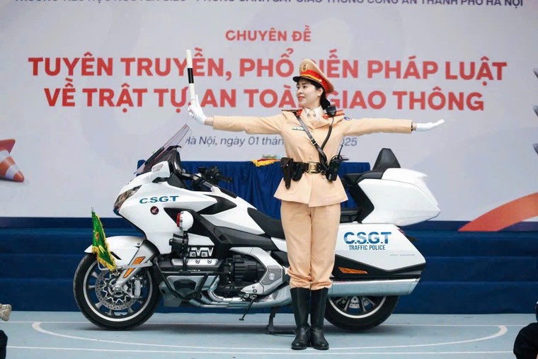 Nữ chiến sĩ CSGT Thủ đô truyền cảm hứng về an toàn giao thông cho học sinh Nguyễn Siêu ảnh 7