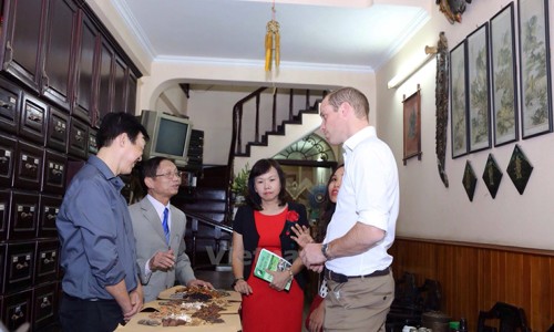 Hoàng tử Anh William uống cà phê trên phố cổ Hà Nội ảnh 2