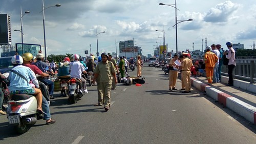 Ô tô tông chết người trên cầu, giao thông tê liệt ảnh 1