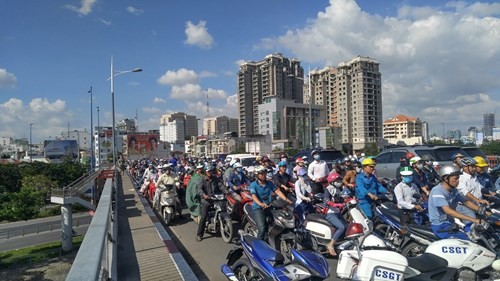 Ô tô tông chết người trên cầu, giao thông tê liệt ảnh 2