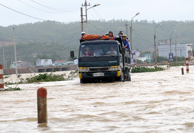Hàng nghìn hộ dân Bình Định bị cô lập, ngập sâu trong lũ lớn ảnh 2