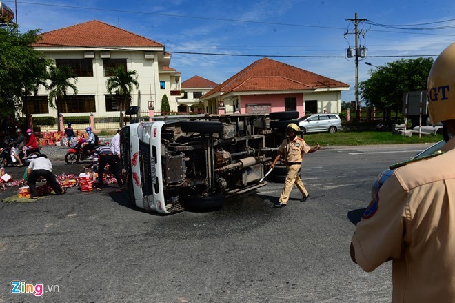 Cảnh sát bê nước ngọt giúp tài xế bị lật xe ảnh 2