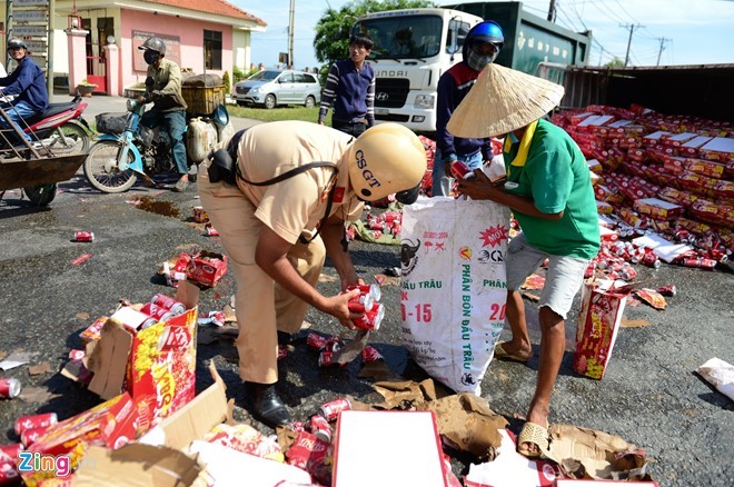 Cảnh sát bê nước ngọt giúp tài xế bị lật xe ảnh 3