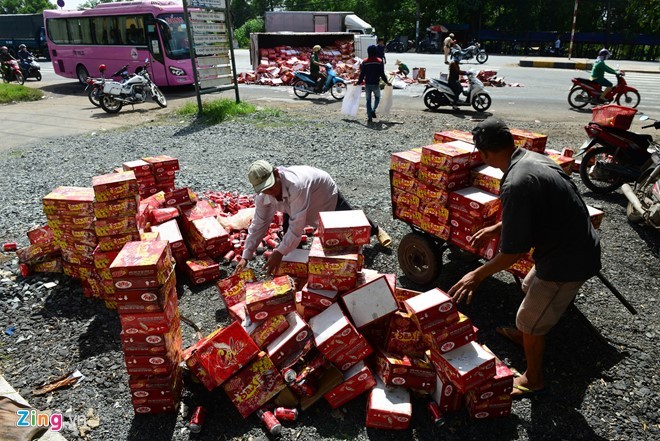 Cảnh sát bê nước ngọt giúp tài xế bị lật xe ảnh 5