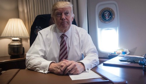 Trump khoe bàn làm việc bề bộn giấy tờ trong Nhà Trắng ảnh 1