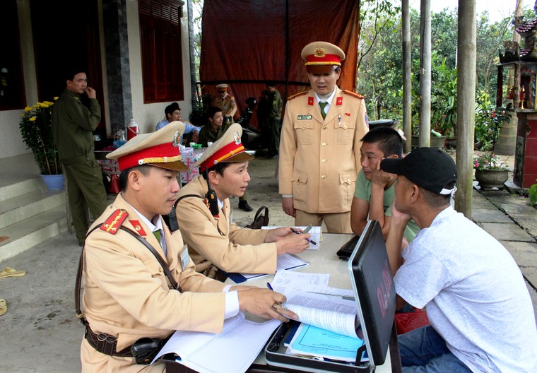 Nhiều xe vào Nam nhồi nhét khách ảnh 1