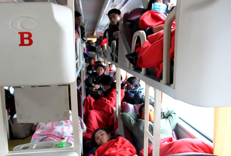 Nhiều xe vào Nam nhồi nhét khách ảnh 2