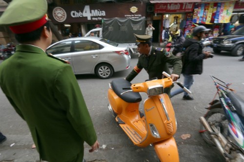  Chủ tịch quận ở Hà Nội viết thư ngỏ kêu gọi 'dành vỉa hè cho người đi bộ' ảnh 1