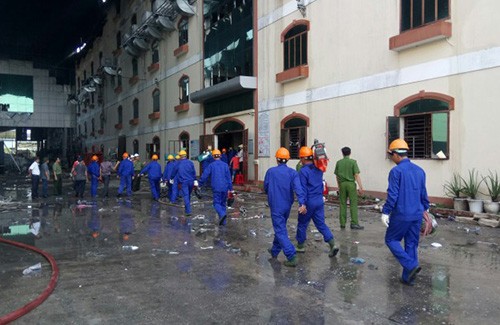 Công ty may lại bùng cháy, cứu hỏa TP HCM tiếp tục xuống hỗ trợ ảnh 1