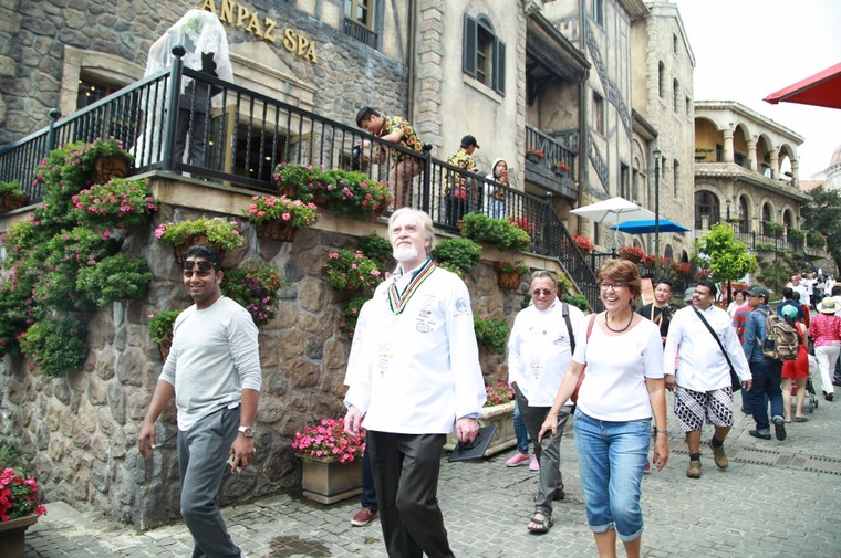 Đầu bếp Bà Nà Hills 'trổ tài' với 12 đầu bếp quốc tế ảnh 2