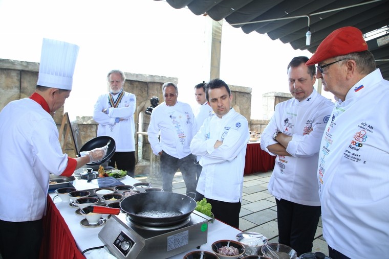 Đầu bếp Bà Nà Hills 'trổ tài' với 12 đầu bếp quốc tế ảnh 5