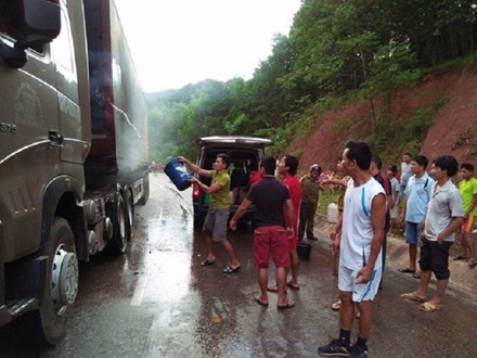 Xe container bốc cháy, hàng trăm người lao vào dập lửa ảnh 1