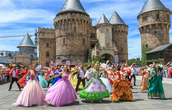 Trao tặng danh hiệu 'Khu du lịch hàng đầu Việt Nam 2017' cho Sun World Ba Na Hills ảnh 1