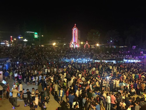 Nắng nóng, du khách đổ xô đi chơi ngày lễ ảnh 1