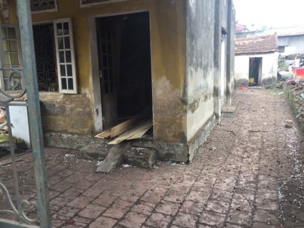 Gia đình 5 người thoát chết: ‘Ôm các con ra được 5 giây, toàn bộ trần nhà tôi đổ sập’ ảnh 1