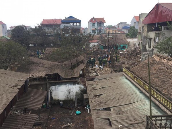 Gia đình 5 người thoát chết: ‘Ôm các con ra được 5 giây, toàn bộ trần nhà tôi đổ sập’ ảnh 2