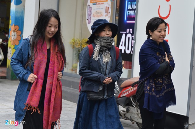 Vì sao Hà Nội chìm trong sương mù dày đặc từ sáng đến chiều? ảnh 1