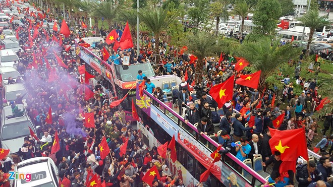 Xe buýt mui trần chở đội U23 Việt Nam diễu hành trong biển người ảnh 2