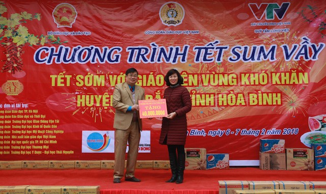Mang tết sớm tới thầy trò vùng cao Hòa Bình ảnh 1