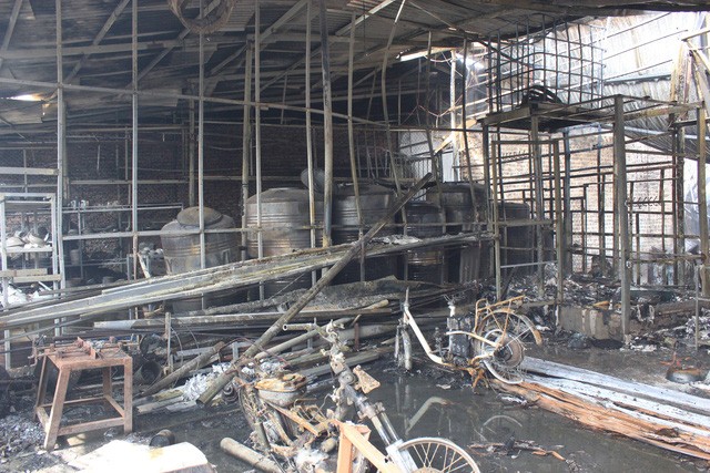 'Bà hỏa' ghé thăm, nhiều cửa hàng trên phố Triều Khúc bị thiêu rụi ảnh 1